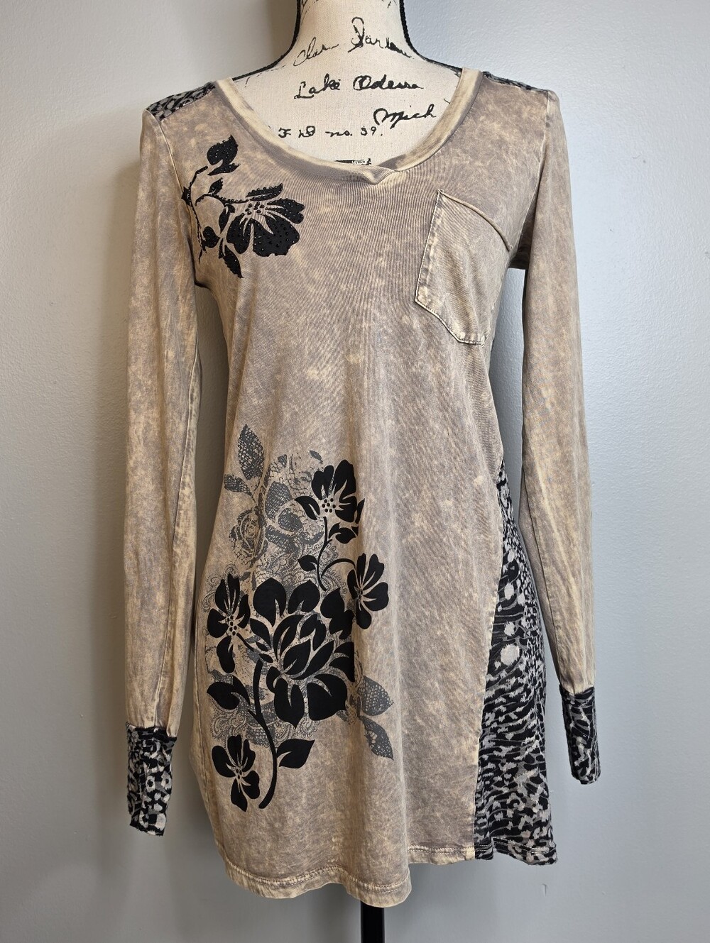 Y2k T Party Fashion Beige Tunic Top with Black Floral Leopard Print Sz Small
